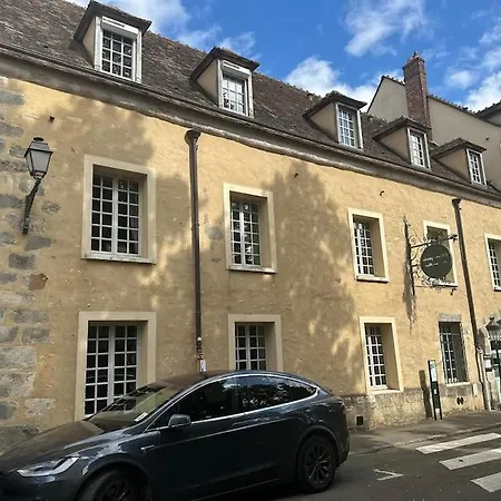 Juste Devant Le Chateau, Chic Et Atypique *